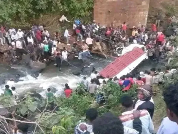 ইথিওপিয়ায় সেতু থেকে নদীতে পড়ল ট্রাক, মৃত্যু ৬৬ জনের