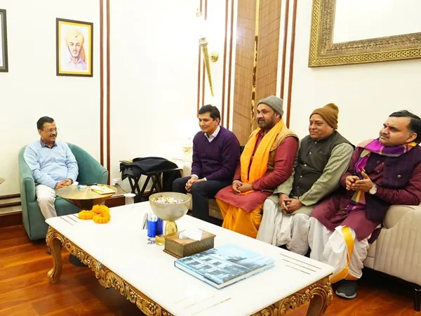 ভোটের আগে কল্পতরু কেজরিওয়াল, নির্বাচনে জিতলেই পুরোহিতরা পাবেন ১৮ হাজার টাকা