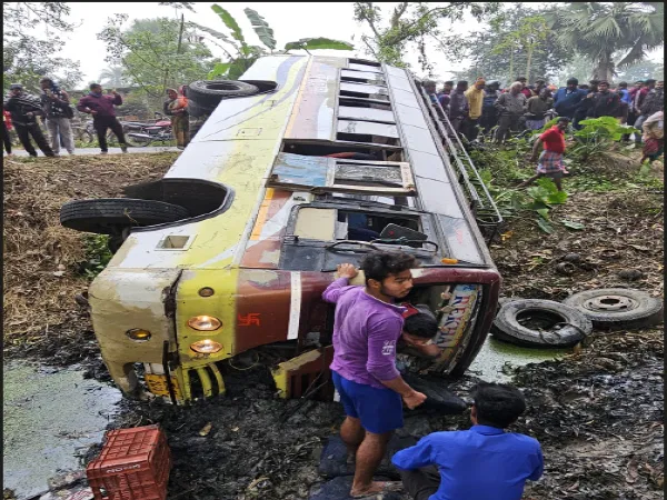 নিয়ন্ত্রণ হারিয়ে উল্টে গেল যাত্রীবোঝাই বাস&nbsp;