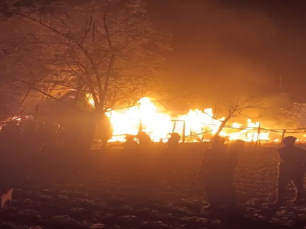 রাতের আগুনে ভস্মীভূত দুই ভাইয়ের বাড়ি, পুড়ল বই, নিঃস্ব দুঃস্থ পরিবার
