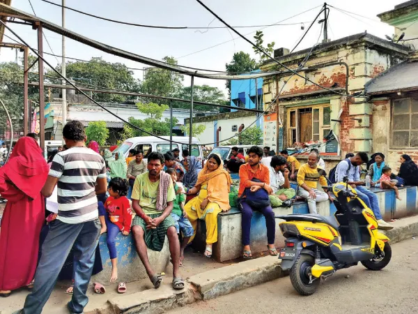 প্রতীক্ষালয় তো দূরের কথা, মাথার উপর শেডটুকুও নেই হাওড়া জেলা হাসপাতালে