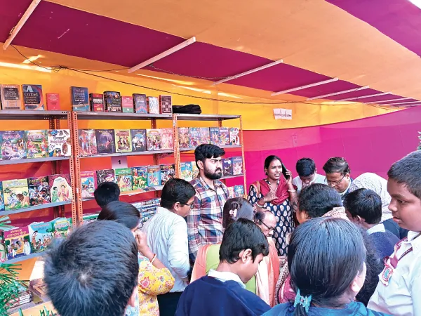 গল্পের বইয়ে পড়ুয়াদের আগ্রহ বাড়াতে স্কুলে বইমেলা শিবপুরে