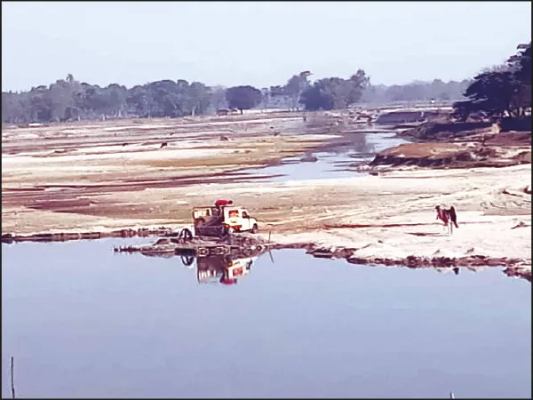 দিনের আলোতেই ধরলা থেকে বালি তুলে পাচার, হুঁশ নেই ভূমিদপ্তরের
