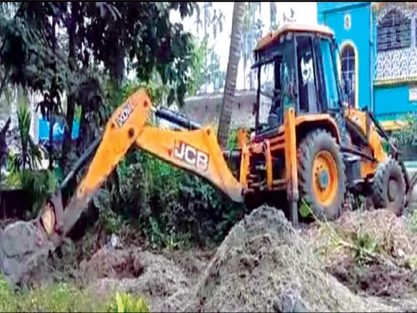 হালিশহরে বোজানো পুকুর খোঁড়া শুরু