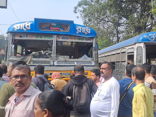 রেষারেষির জেরে মহিলার পায়ে উপর দিয়েই চলে গেল বাস! ভর্তি হাসপাতালে