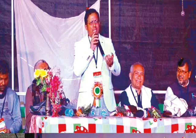 আর্থিক প্রতারণায় অভিযুক্ত নেতার সঙ্গে একমঞ্চে এসএসসি চেয়ারম্যান