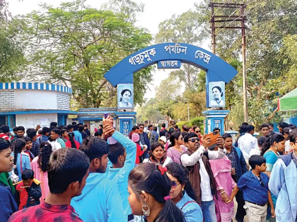 বর্ষশেষের ভিড়ে জেলার অন্যান্য পর্যটন কেন্দ্রকে টেক্কা গড়চুমুকের
&nbsp;