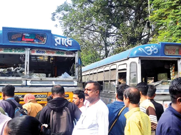 রেষারেষি করতে গিয়ে ধাক্কা মহিলাকে, চারটি বাসে ভাঙচুর চালাল ক্ষিপ্ত জনতা
