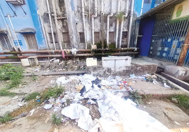 বর্ধমান হাসপাতাল চত্বরে যত্রতত্র নোংরা আবর্জনা