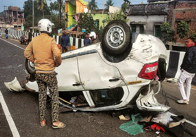 রানাঘাটে জাতীয় সড়কে নিষিদ্ধ ইঞ্জিন&nbsp;ভ্যানে মোটর গাড়ির ধাক্কা, জখম তিন