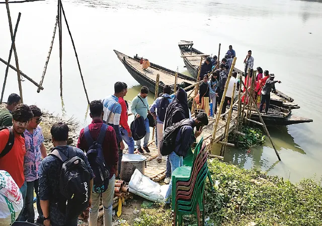 অতিরিক্ত যাত্রী নিয়ে পারাপার করছে&nbsp;নৌকা, বিপজ্জনক বাঁশের পারঘাটাও