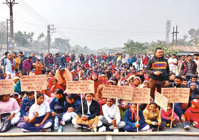 মরা রায়ডাকে সেতু হয়নি, আড়াই ঘণ্টা পথ অবরোধ