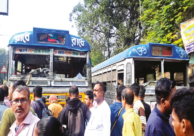 রেষারেষি করতে গিয়ে ধাক্কা মহিলাকে, চারটি বাসে ভাঙচুর চালাল ক্ষিপ্ত জনতা