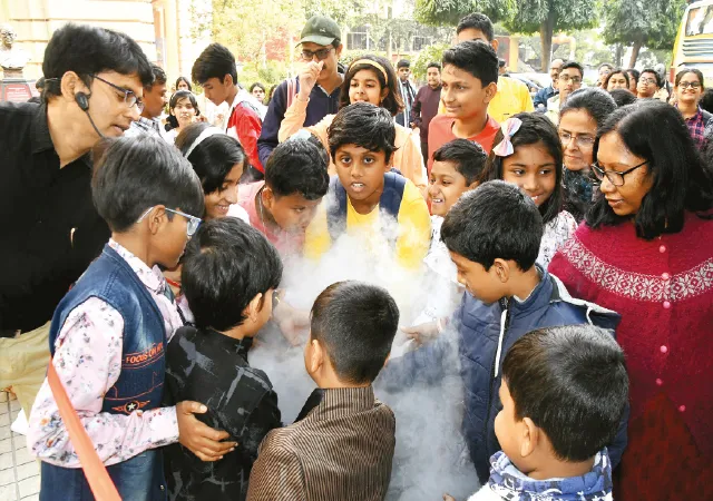 বছরের শেষদিন সায়েন্স শো জমজমাট, অবাক চোখে দেখল শিশুরা