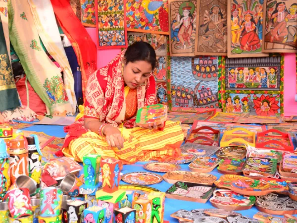 সরকারি মেলা ভরসা দিচ্ছে নাড়াজোলের চিত্রকরদের