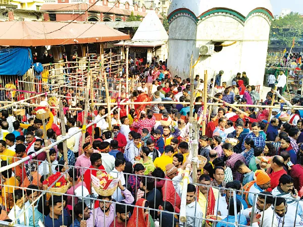 বছরের প্রথম দিনে ভোর তিনটে থেকে তারা মায়ের পুজো দিতে ভক্তদের লাইন