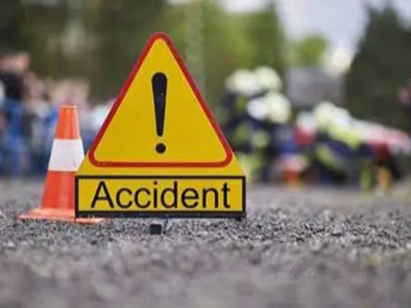 শালবনীতে নিয়ন্ত্রণ হারিয়ে দোকানে ধাক্কা মারল লরি, জখম ২