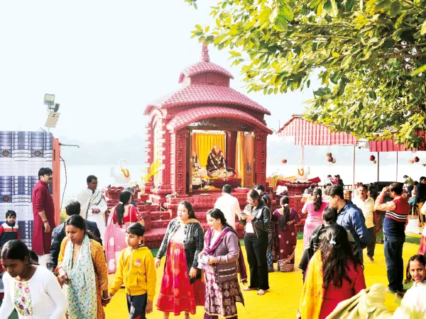 বহরমপুরের &lsquo;বসুন্ধরা&rsquo;য় কল্পতরু উৎসব ঘিরে উন্মাদনা