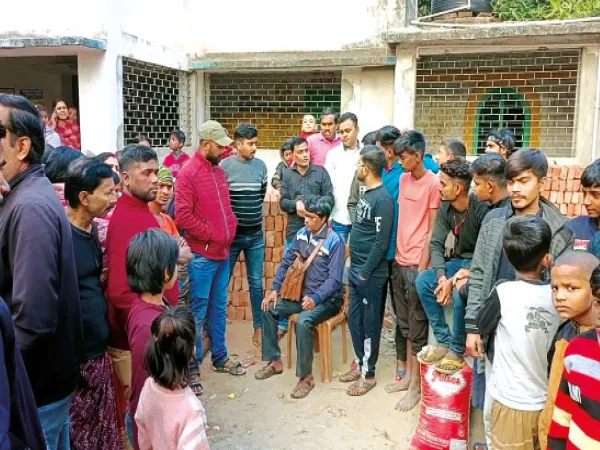 মার্কশিট দেওয়া হচ্ছে না পড়ুয়াদের, মানিকচকের একাধিক স্কুলে বিক্ষোভ