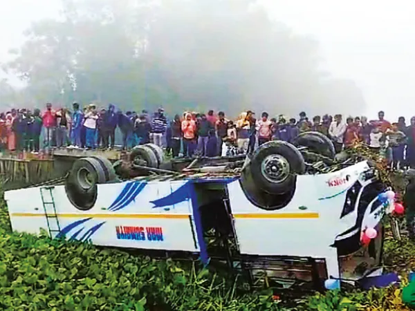পিকনিকের মজা বদলে গেল বিষাদে, নয়ানজুলিতে বাস, জখম ২০