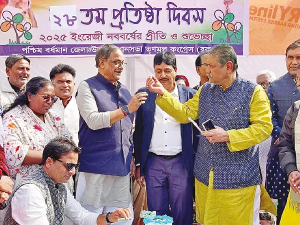 দুই বর্ধমানে তৃণমূলের প্রতিষ্ঠা দিবস পালন