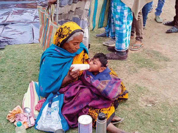 তৃণমূলের প্রতিষ্ঠা দিবসে ঠান্ডাতেও বিকলাঙ্গ নাতনিকে নিয়ে হাজির বৃদ্ধা