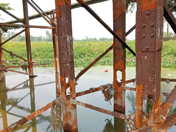রাজা কামতেশ্বর সেতু বেহাল, মরচে ধরে ক্ষয়ে গিয়েছে পিলার
