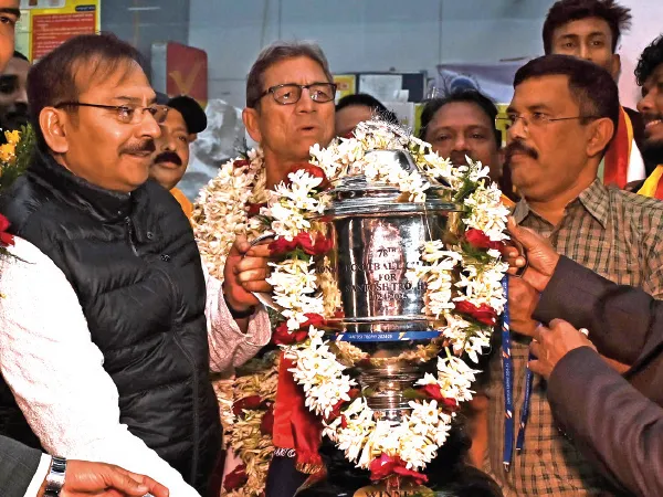 ঘরে ফিরলেন সন্তোষ ট্রফি চ্যাম্পিয়নরা!&nbsp;জাতীয় দলের দায়িত্ব পেলে বৃত্ত সম্পূর্ণ হবে: সঞ্জয় সেন