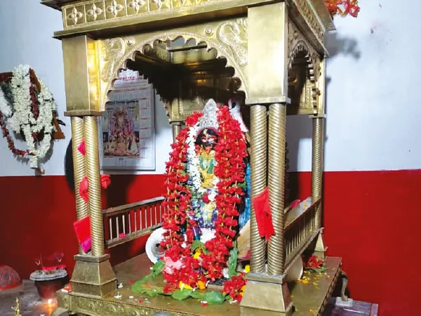নববর্ষে জনস্রোত শ্যামনগরের ব্রহ্মময়ী মন্দিরে, কালীকে মুলো উৎসর্গের রীতি, বারাকপুরের চার্চ ও নৈহাটি বড়মা মন্দিরেও উপচে পড়ল ভিড়
