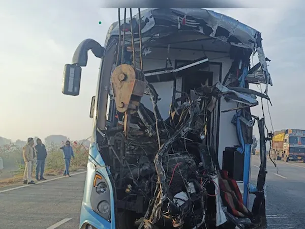 কুয়াশার জেরে বাস ও ট্রাকের ভয়াবহ সংঘর্ষ, জখম ৩০, আশঙ্কাজনক কমপক্ষে ১০ যাত্রী