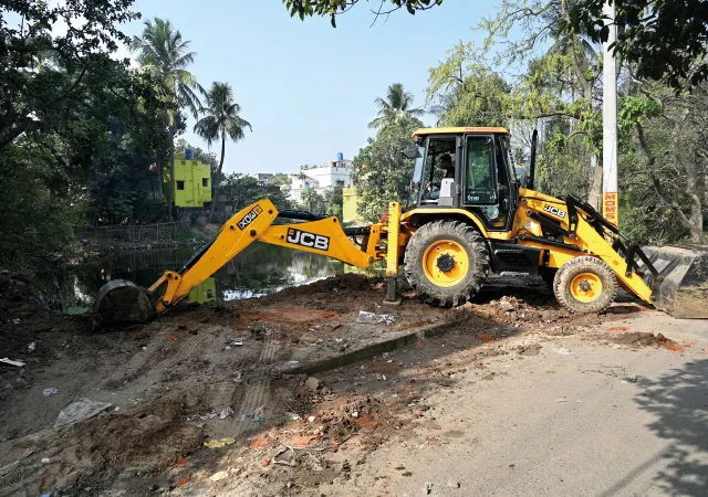 ভরাট জলাশয় থেকে মাটি উত্তোলন শুরু