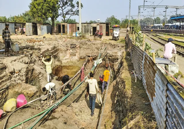 ১৮ বছর পর ফুট ওভারব্রিজ শুরু, স্থানীয়দের দাবি রোড ওভারব্রিজের