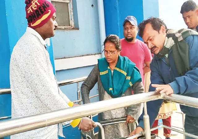 দীর্ঘক্ষণ হুইলচেয়ার না পেয়ে সমস্যায় রোগিণী, ক্ষুব্ধ সাংসদ
