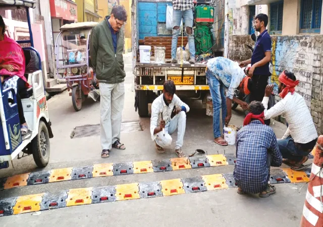স্পিডব্রেকার বসাল ট্রাফিক পুলিস
