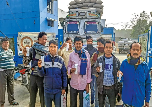 তপনে ধান বিক্রির ১৩ দিন পরেও টাকা না পেয়ে বিক্ষোভ কৃষকদের