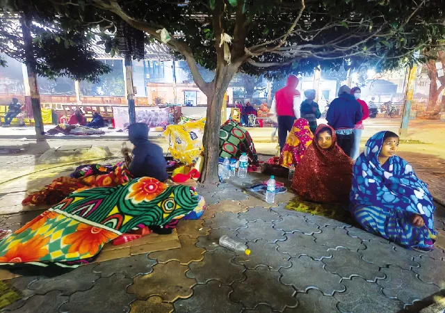 জানেন না নাইট শেল্টারের কথা, ঠান্ডায় বাইরে রাত কাটাচ্ছেন রোগীর আত্মীয়রা