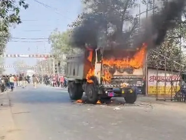 রায়গঞ্জে পথ দুর্ঘটনায় মৃত্যু ঘিরে উত্তেজনা! জ্বলল গাড়ি, ঘেরাও পুলিস