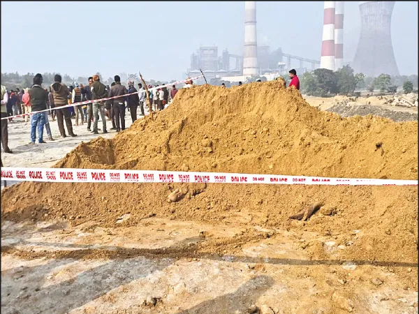 মেজিয়ায় ছাই-মাটি চাপা যুবকের দেহ উদ্ধার, চাঞ্চল্য