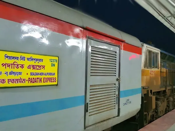 বিগড়ে গেল পদাতিক এক্সপ্রেস, ৬ ঘণ্টা পর ঢুকল এনজেপি-তে,&nbsp;রাতের অন্ধকারে পাহাড়ে উঠতে বাধ্য হলেন যাত্রীরা