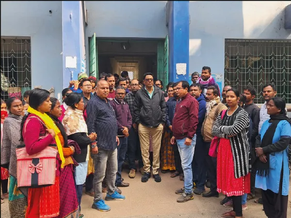 বালুরঘাট হাসপাতালে বেতন না পেয়ে কর্মবিরতি অস্থায়ী কর্মীদের