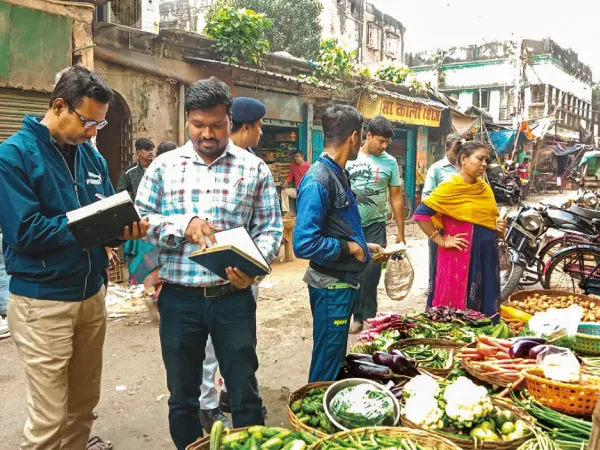 সব্জির দাম বেশি নেওয়া হচ্ছে? হাওড়া ও বারাসতের বাজারে হানা