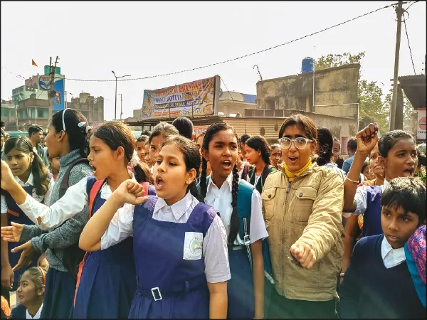 বেশি ভর্তি ফি নেওয়ার অভিযোগে পানাগড়ে পথ অবরোধে পড়ুয়ারা