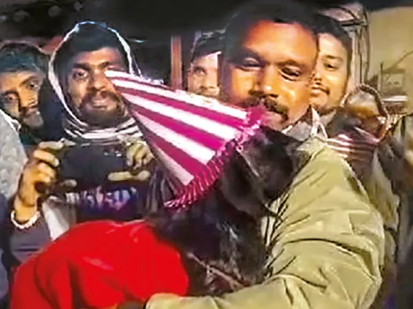 পাঁঠার জন্মদিনে মুরগি কেটে ভূরিভোজ,&nbsp;কাটা হল কেক,&nbsp;পাত পেড়ে খেলেন ১৫০ নিমন্ত্রিত