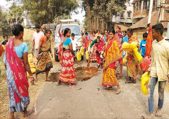 চোলাইয়ের বিরুদ্ধে অভিযান চালালেন গ্রামের মহিলারা, আধিকারিকদের ঘিরে বিক্ষোভ