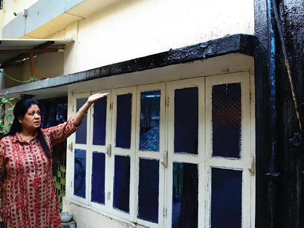 বাড়ির দেওয়াল থেকে চুঁইয়ে পড়ছে তৈলাক্ত পদার্থ, রহস্য
