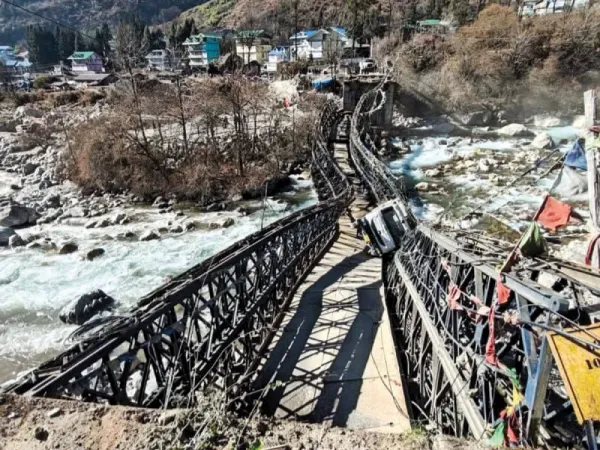 ট্রাক উঠতেই ঝুলে পড়ল বেইলি ব্রিজ