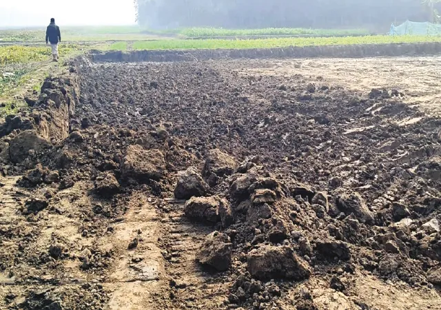 বিলের মাটি কেটে পাচার, সাগরপাড়ায় রাস্তা অবরোধ