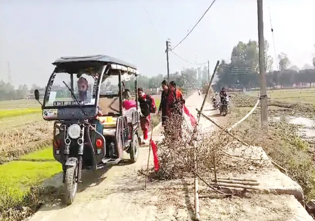পাথরবোঝাই গাড়ির চাপে ভাঙল কালভার্ট, ৫ কিমি ঘুরে যাতায়াত