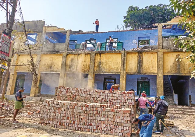 কালাচাঁদ স্কুলের ভগ্নদশা বিল্ডিং ভাঙা শুরু