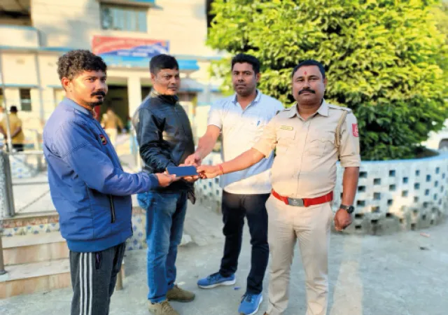 লোকেশন ট্র্যাক করে ফিল্মি কায়দায় মোবাইল উদ্ধার, আটক কলেজ ছাত্র